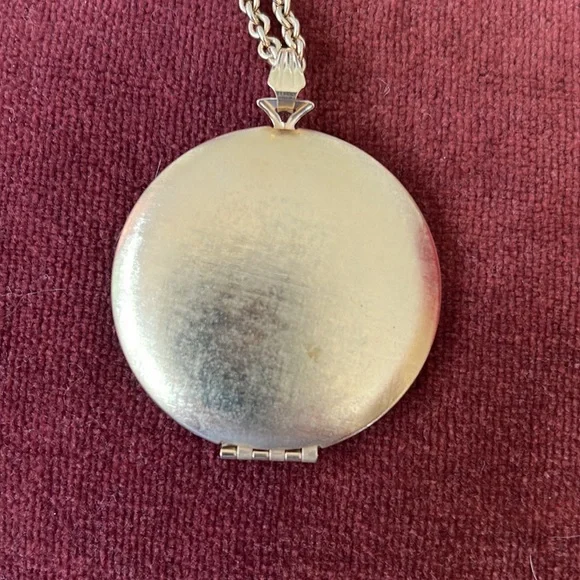 VINTAGE Avon Needlepoint Pendant With Chain - Picture 5 of 7